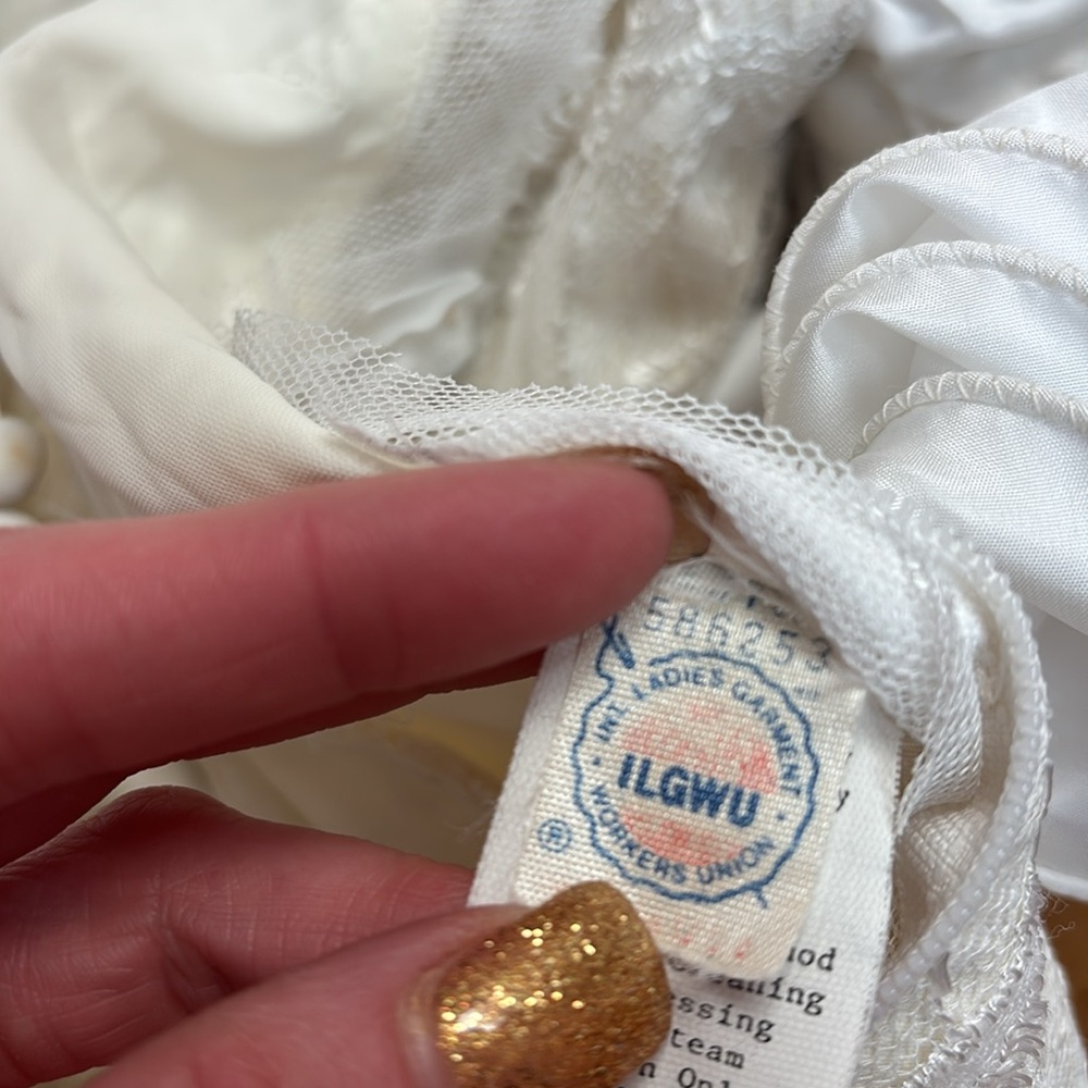 Vintage 80’s Wedding Dress lace and heart bow accents - Picture 9 of 16